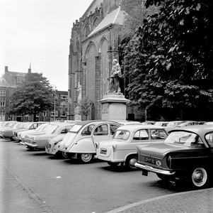 126604 Afbeelding van op het Domplein te Utrecht geparkeerde auto's.